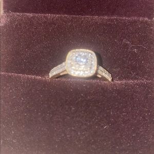 Women’s Medallion Style 14K Gold Ring w/White Diamonds 💎
